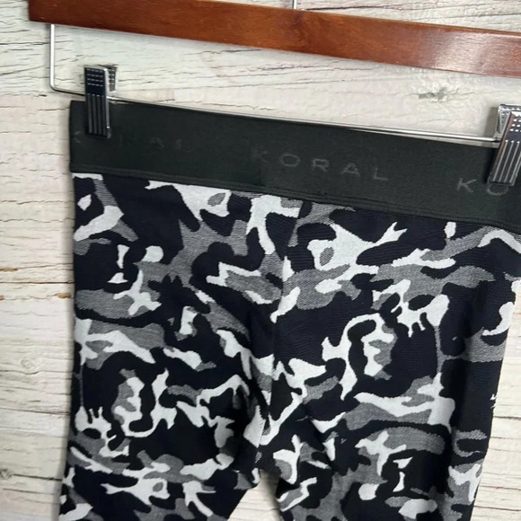 Koral Knockout Cropped Legging Black  Camo size medium gray black - Picture 5 of 8